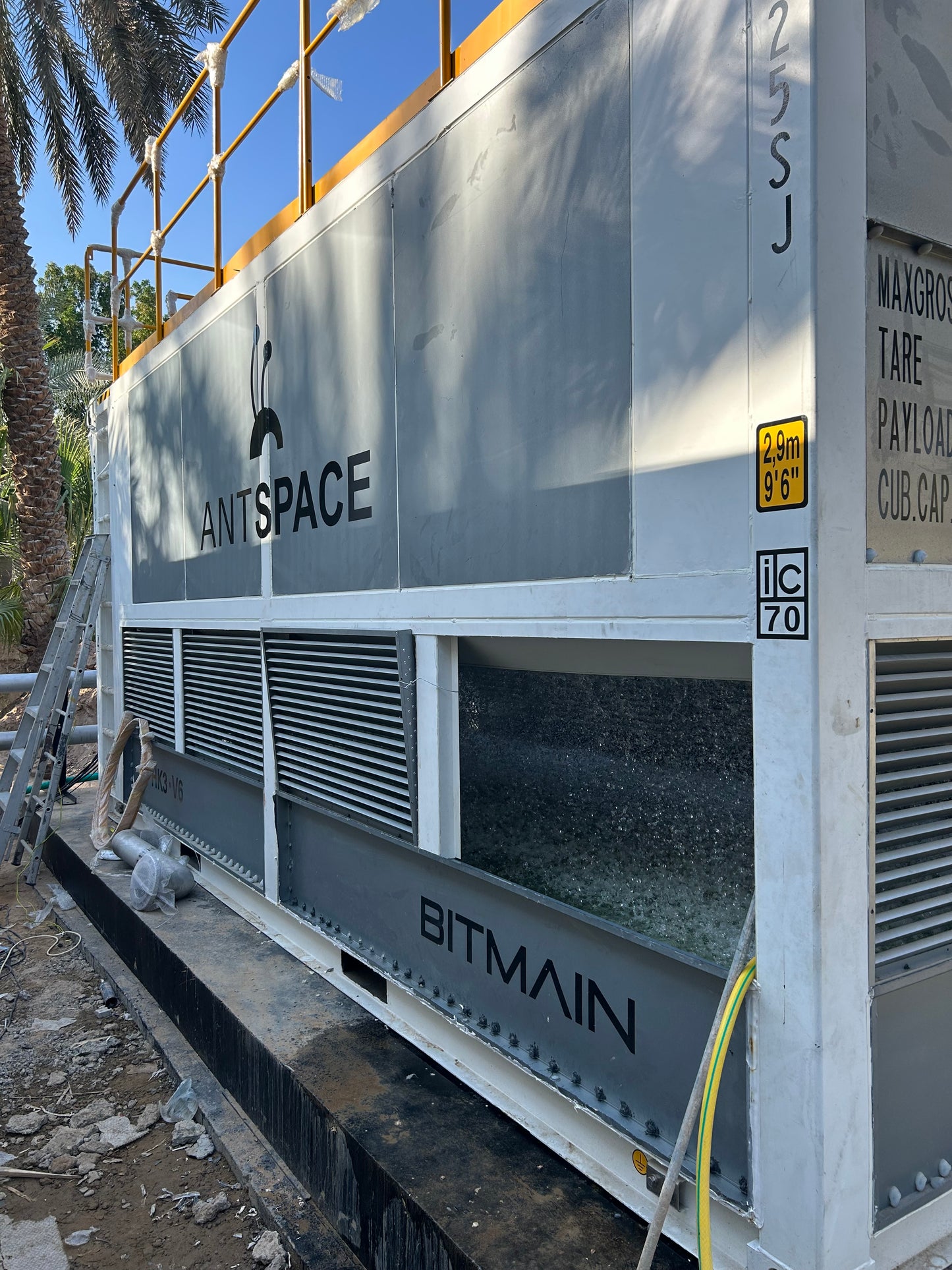 Bitmain Antminer S21 Hydro Bitcoin Miner 335TH